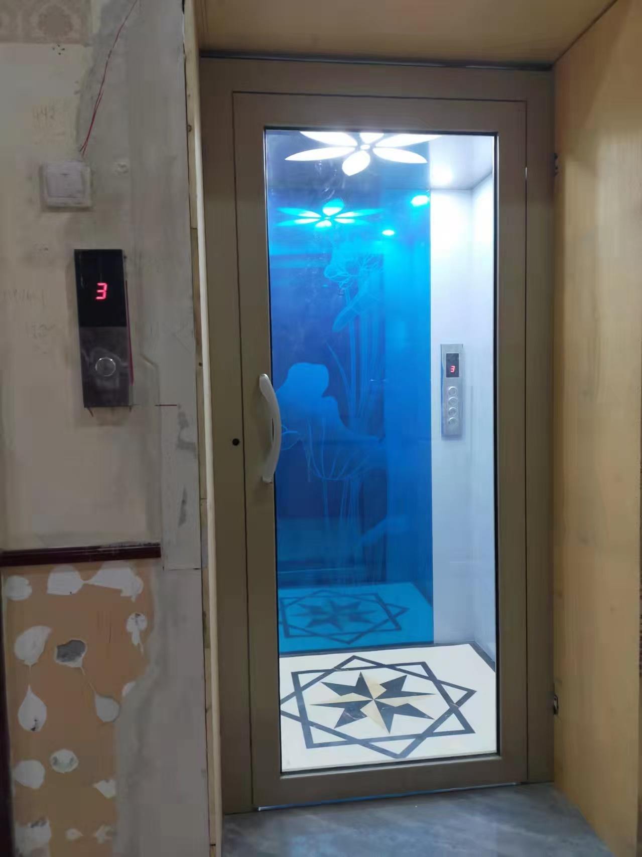 走廊尽头安装家用电梯案例