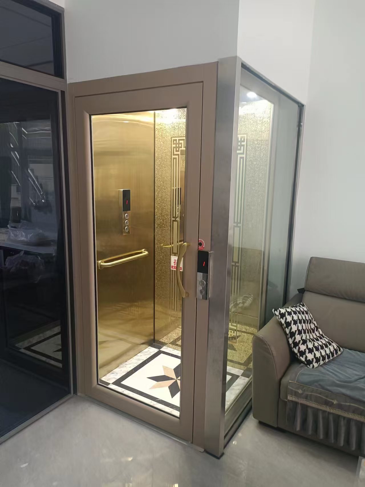 墙角安装液压观光家用电梯案例