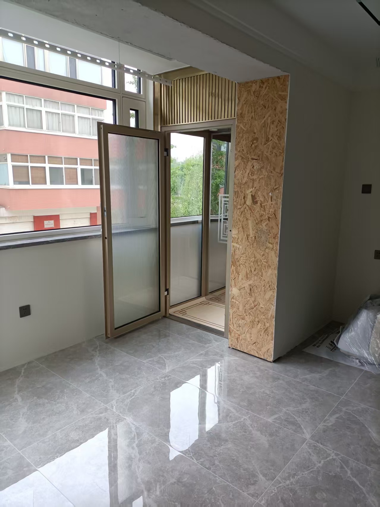 阳台一角安装液压平开门家用电梯