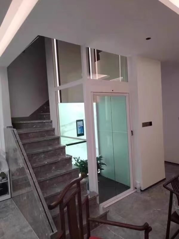 楼梯间白色网红门